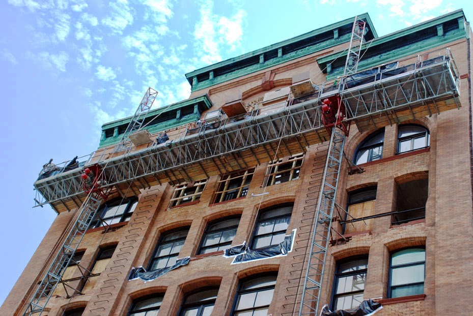 Mast climber scaffolding